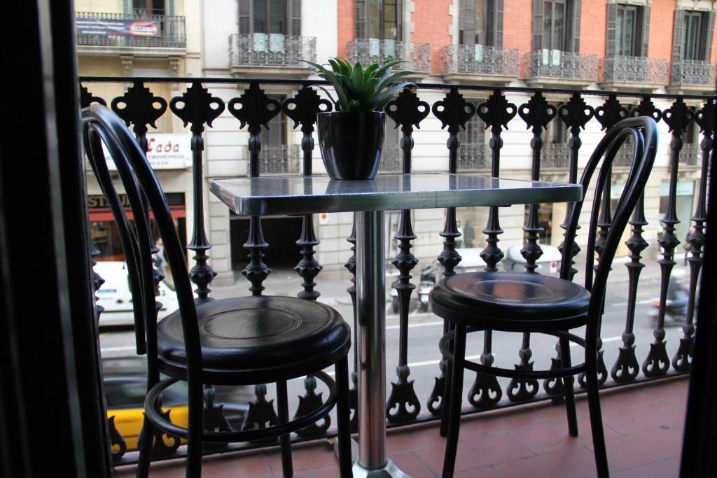 Sleep Green - Certified Eco Youth Hostel Barcelona Bagian luar foto