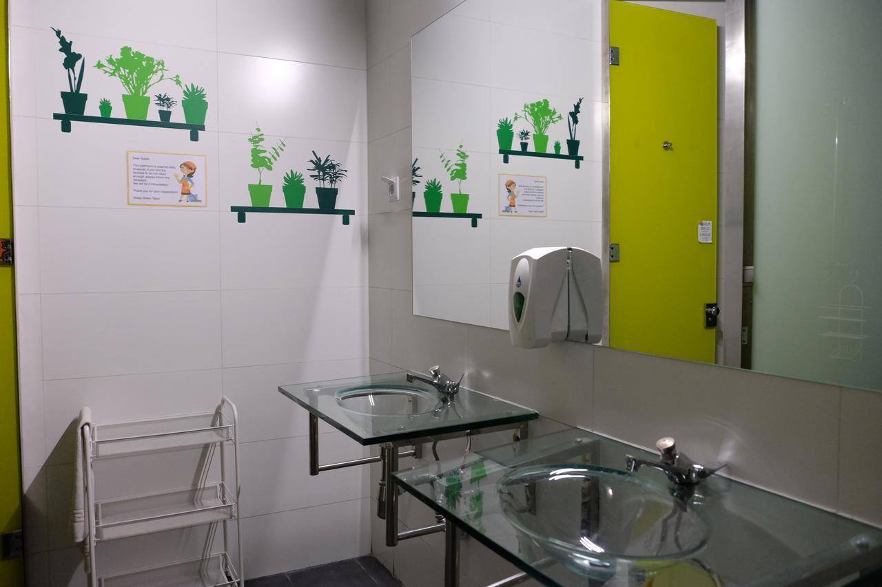 Sleep Green - Certified Eco Youth Hostel Barcelona Bagian luar foto
