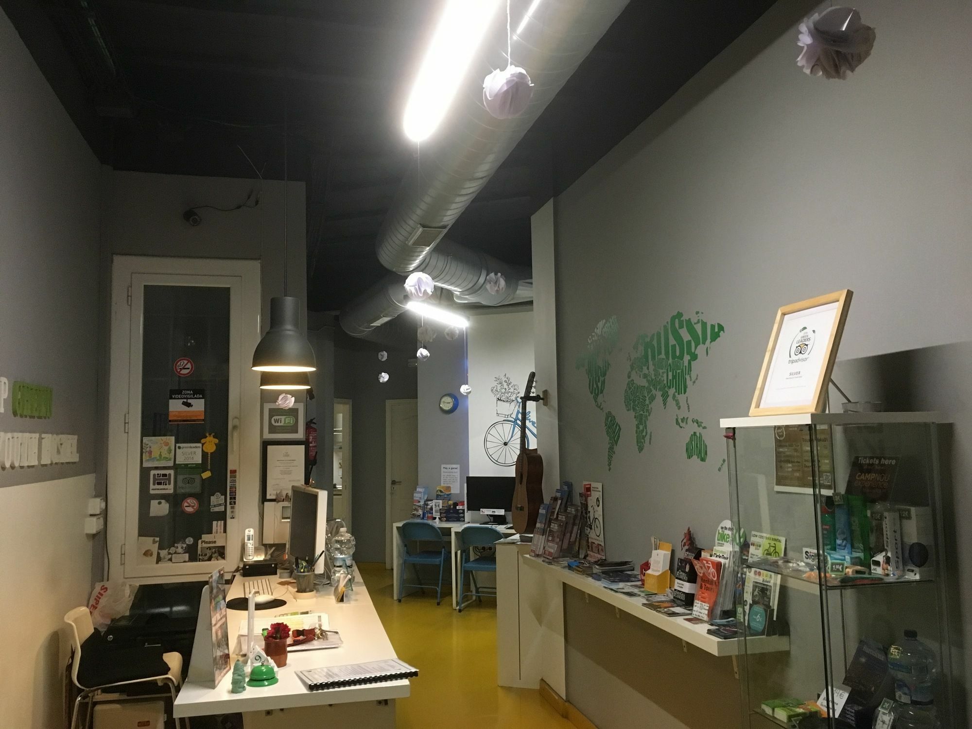 Sleep Green - Certified Eco Youth Hostel Barcelona Bagian luar foto