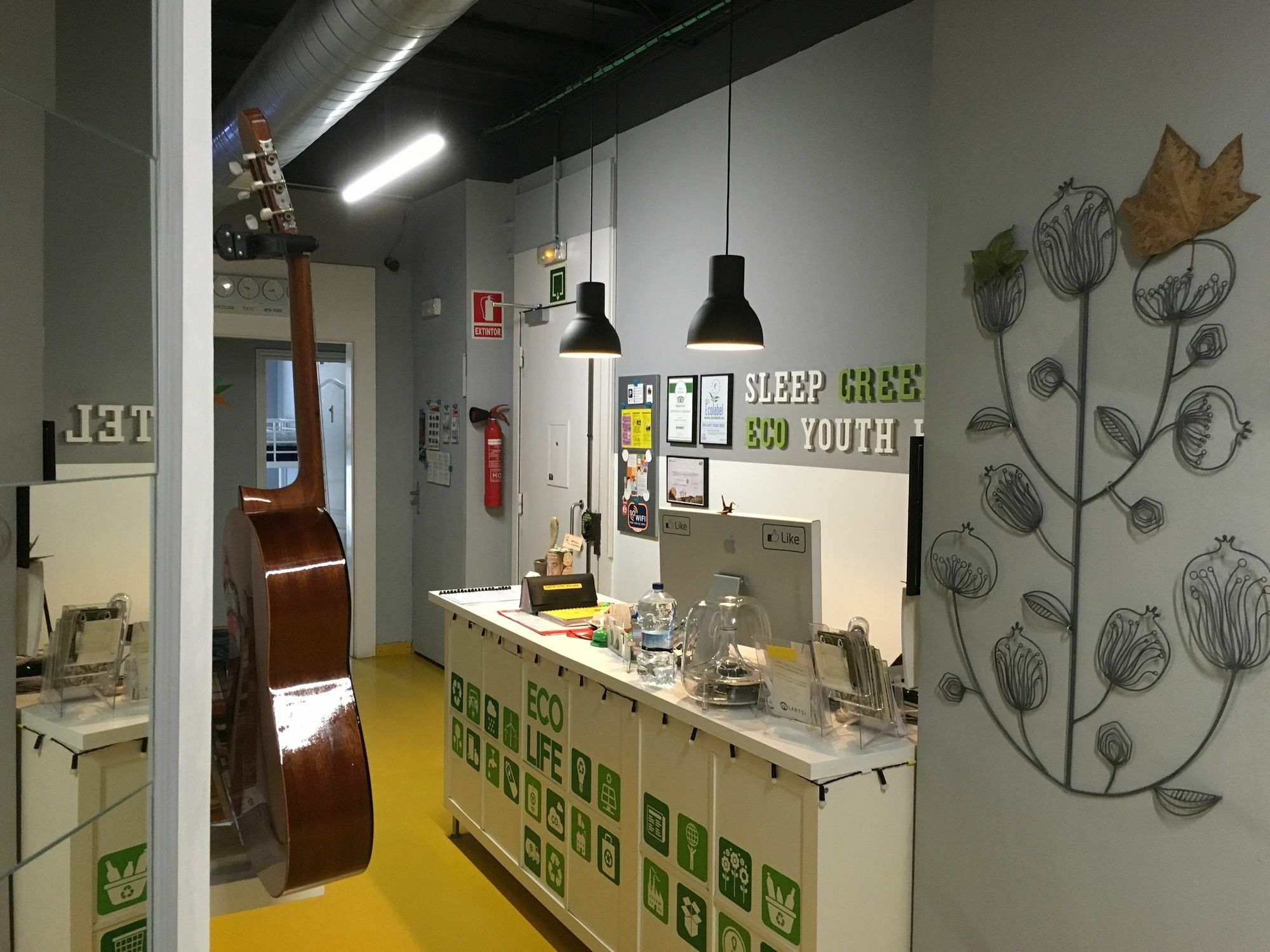 Sleep Green - Certified Eco Youth Hostel Barcelona Bagian luar foto