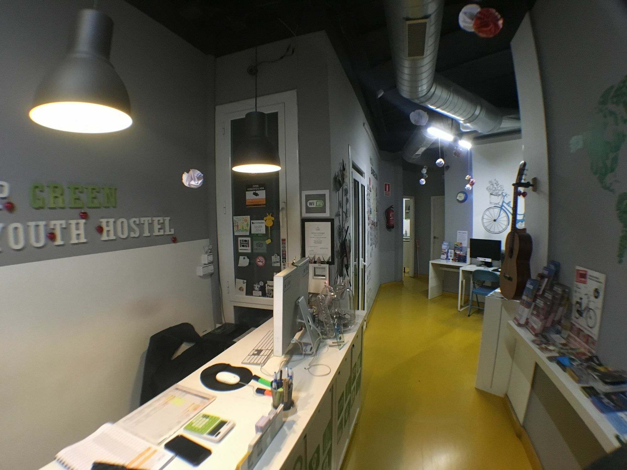 Sleep Green - Certified Eco Youth Hostel Barcelona Bagian luar foto